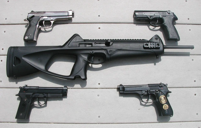 Cx4 (giữa) và các khẩu súng ngắn của Beretta