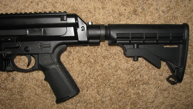 XCR với báng súng có thể thay đổi độ dài và chứa phụ tùng của M4.