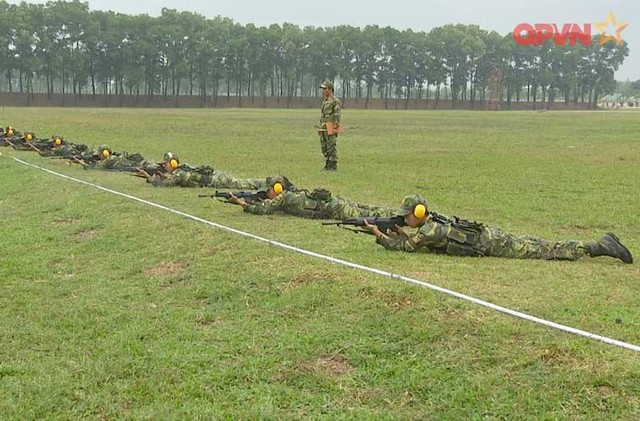 Chiến sĩ thuộc đội tuyển bắn súng quân dụng Quân đội nhân dân Việt Nam đang tập bắn FNC