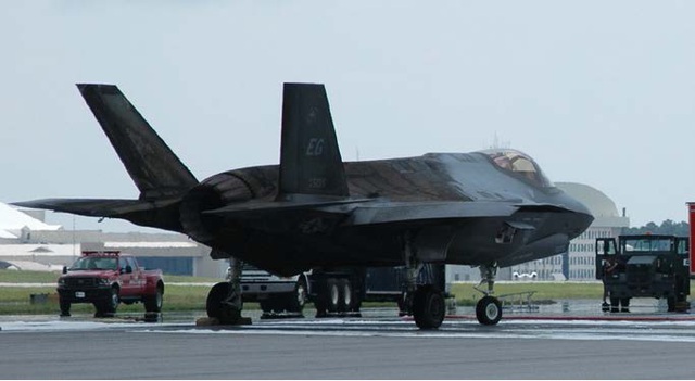 Tiêm kích thế hệ 5 F-35 bốc cháy tại căn cứ không quân Eglin tháng 6/2014.