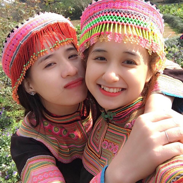 
Bức ảnh cô gái Hmông với nụ cười răng khểnh chụp cùng một người bạn đang được nhiều người chia sẻ.
