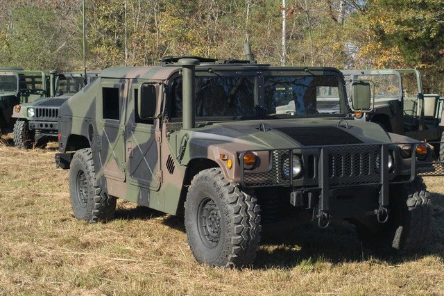 
Xe bọc thép Humvee được sơn ngụy trang rừng (woodland camo)
