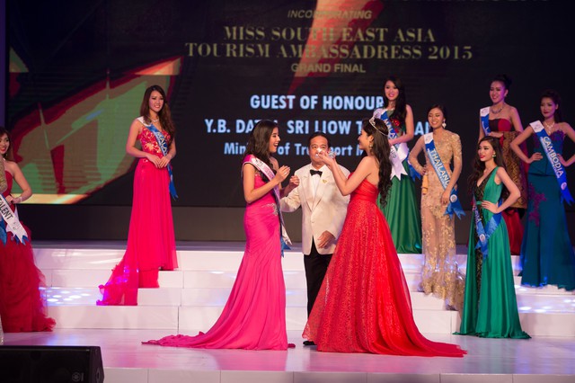 
Giây phút khiến người đẹp Việt cảm thấy hạnh phúc và vinh dự khi được trao niềm vui đến cho cô gái đẹp nhất cuộc thi.
