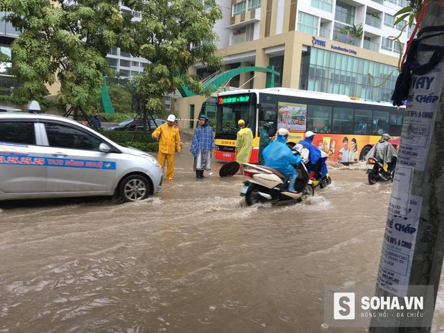 
Đường Hoàng Minh Giám nhiều đoạn bị ngập nặng.
