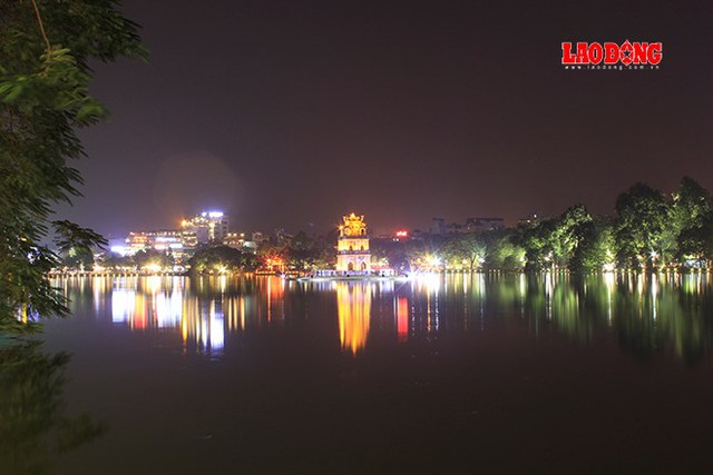 Hồ Gươm trước khoảnh khắc trọng đại. Ảnh: Lao động