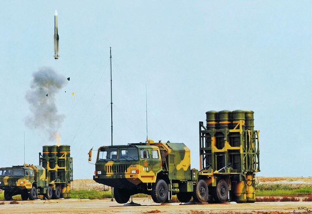
Hệ thống tên lửa phòng không HQ-16A đang phóng đạn đánh chặn
