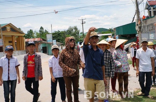 Theo các bậc phụ huynh có con em theo học tại trường chia sẻ, trường mới nằm ở xa, việc đi lại khó khăn trong khi truường cũ vẫn còn mới và khang trang nên yêu cầu mở trường cũ để học sinh đến học.