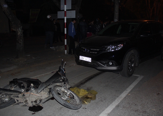 Hiện trường vụ tai nạn kinh hoàng khi chiếc xe ô tô kéo lê xe máy cùng cô gái hơn 500m trên đường.