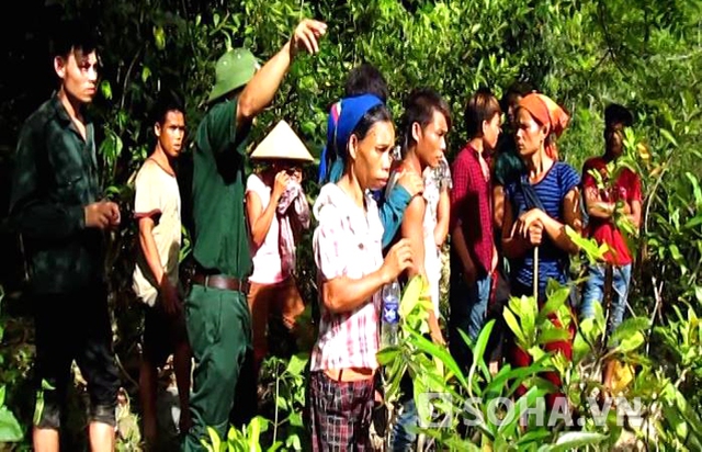 Lực lượng biên phòng cùng cán bộ xã Tam Hợp đã vào trấn an để người dân bớt lo sợ và tiếp tục vào rừng để làm việc.