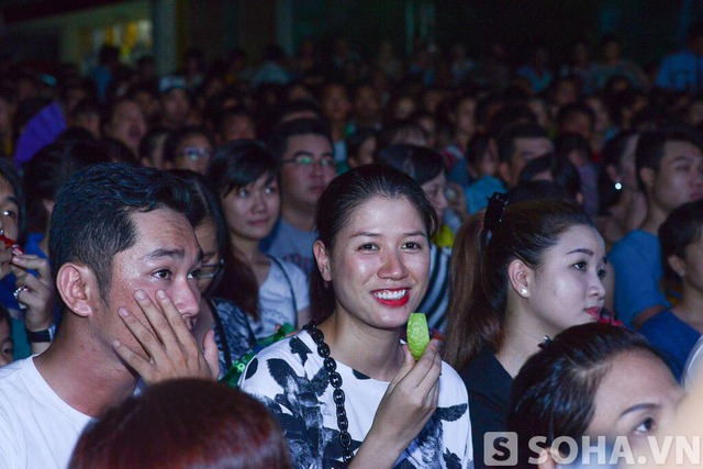 Ở phía dưới khán đài, hàng nghìn khán giả ngồi chăm chú nghe Mr Đàm hát. Người mẫu Trang Trần cũng vác bụng bầu để đến ủng hộ đàn anh.