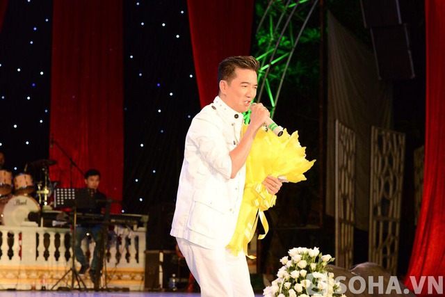Trong lúc đang biểu diễn, Mr Đàm liên tục nhận được những bó hoa tươi thắm từ phía khán giả.