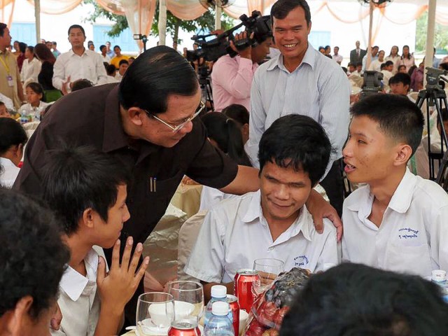 
Ông Hun Sen giao lưu cùng các em nhỏ bị khuyết tật. Ảnh: Phnom Penh Post
