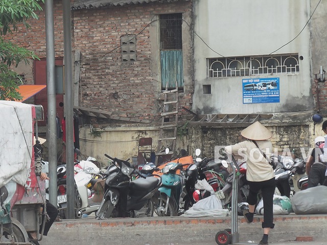 Theo tìm hiểu của PV, đây là mặt sau của dãy nhà nằm trên phố Giáp Bát, quận Hoàng Mai, Hà Nội.