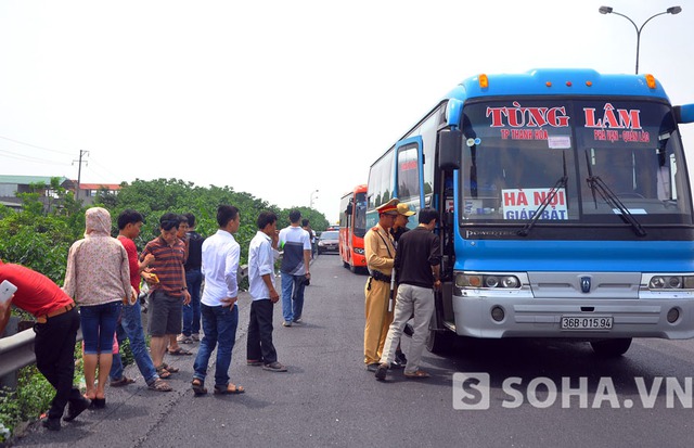 Đặc biệt, có nhà xe chở quá số người quy định khi bị dừng xe đã lùa bớt khách xuống đường giữa trời nắng nóng, có người còn không kịp xỏ dép.