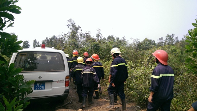 Lực lượng cứu hộ đi vào hiện trường tiến hành cứu hộ