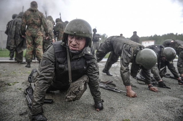 Những thử thách để đánh giá đặc quyền được phép đội chiếc mũ nồi đỏ trong số các binh lính thuộc những đội đặc nhiệm của 4 đơn vị quân Bộ Nội vụ Nga
