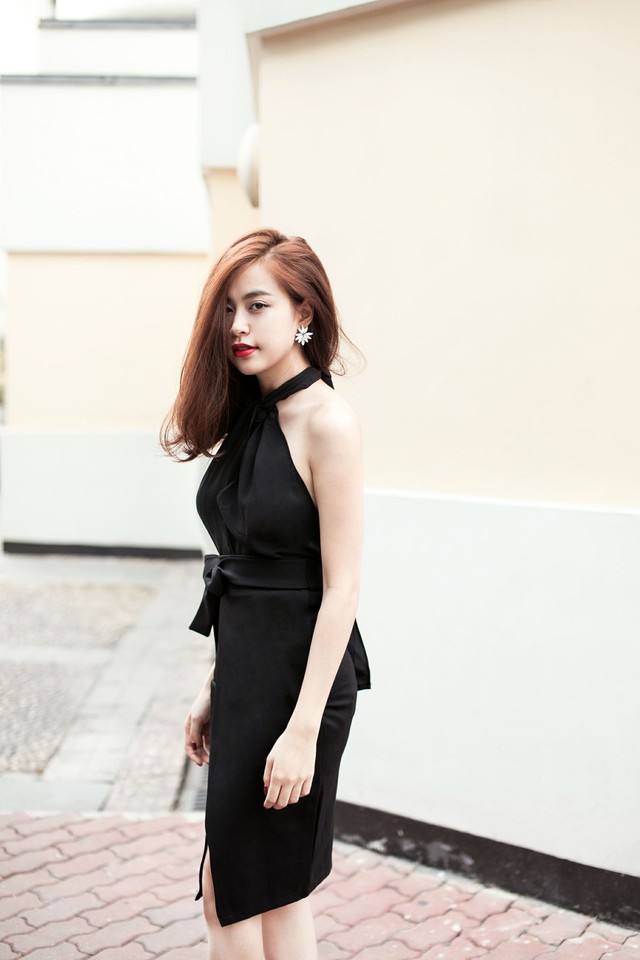 Có vẻ như stylist của Hoàng Thùy Linh muốn cô hướng tới phong cách nữ tính, điệu đà.