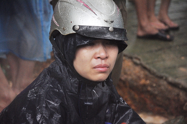 Người thân các nạn nhân vụ sập 3 ngôi nhà. Ảnh: Quảng Ninh online