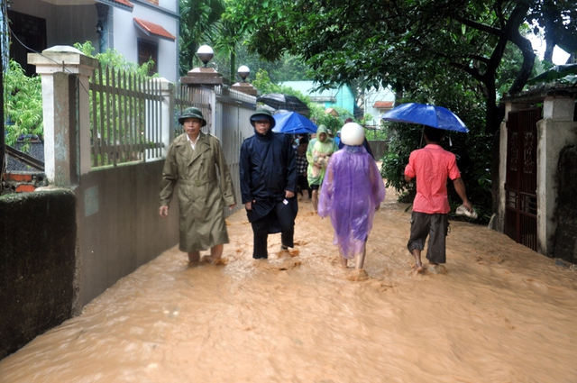 Chủ tịch UBND tỉnh Nguyễn Đức Long kiểm tra khắc phục hậu quả mưa lũ tại phường Cao Thắng (TP Hạ Long). Ảnh: Quảng Ninh online