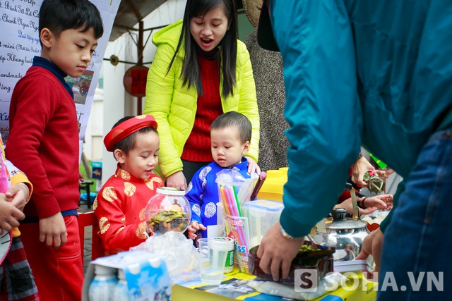 Mỗi lớp học đều có một gian hàng với những mặt hàng khác nhau: kem, bánh mì, trà, bánh bột lọc...