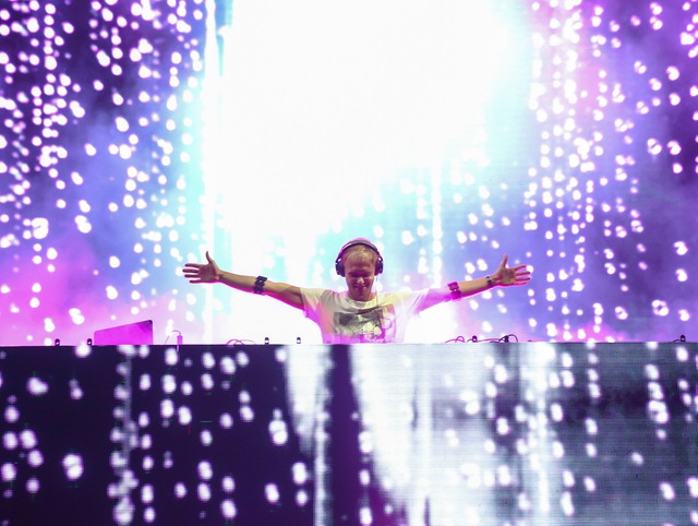 
Armin Van Buuren là một trong những DJ đắt show nhất trên thế giới, vì vậy để nhận lời đếnViệt Nam, BTC đã mất một năm liên hệ và thương thảo, nhiều lần bay sang Hà Lan, gặp trực tiếp quản lý của Armin tại Amsterdam.
