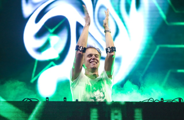 
Để có được sự xuất hiện của Armin, BTC phải chi ra tổng chi phí lên tới 18 tỷ đồng. Trong đó, DJ người Hà Lan, Armin Van Buuren nhận mức cát-xê 10 tỷ đồng.
