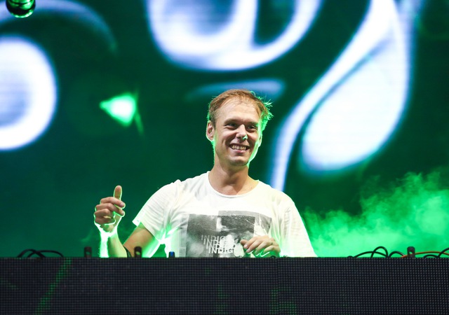 
Buổi tối cùng ngày, đúng 19h45, Armin bước ra sân khấu trong tiếng reo hò của hơn 15.000 khán giả. Khi nam DJ uất hiện, các khán giả VN đồng loạt hô vang: Armin, Armin, Armin...., và anh đáp lại bằng tiếng Việt: Xin chào Việt Nam.
