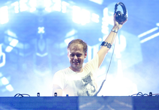 
Sự kiện Armin World Tour Vietnam 2015 được trang bị hệ thống âm thanh, ánh sáng đẳng cấp nhất thế giới hiện nay. Đặc biệt , ê kíp Armin Armin Van Buuren mang theo công nghệ khủng nhất trên thế giới đến Việt Nam - công nghệ Myo Armband.
