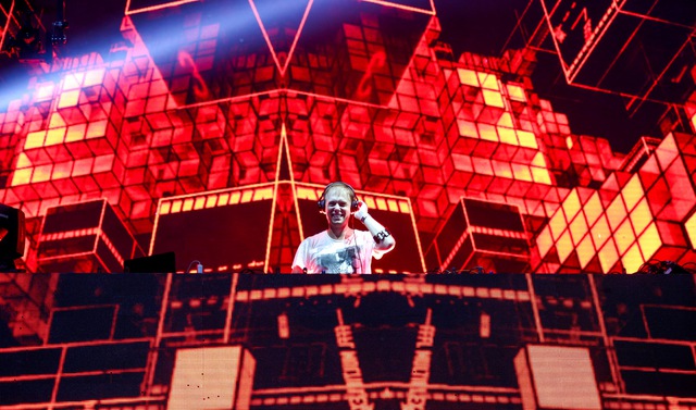 
Công nghệ này giúp DJ người Hà Lan tự điều khiển hệ thống ánh sáng, hình ảnh theo ý đồ của mình. Nó được xem là có 1 không 2 trên thế giới, do chính đội ngũ của Armin tìm tòi sáng tạo, từng được DJ này biểu diễn và tạo tiếng vang lớn.
