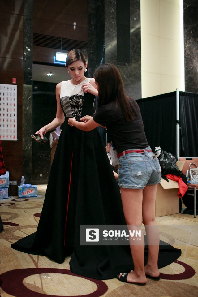 
19h30, Hoàng Yến cùng các người mẫu thay trang phục để chuẩn bị chụp hình lưu niệm với backdrop của chương trình.

