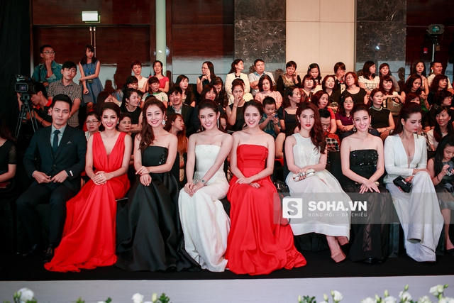 
Diện bộ đầm đỏ với cổ chữ V khoét sâu, Phạm Hương nổi bật trong dàn sao nữ tham dự sự kiện kỷ niệm 10 năm thành lập 1 thương hiệu thời trang.
