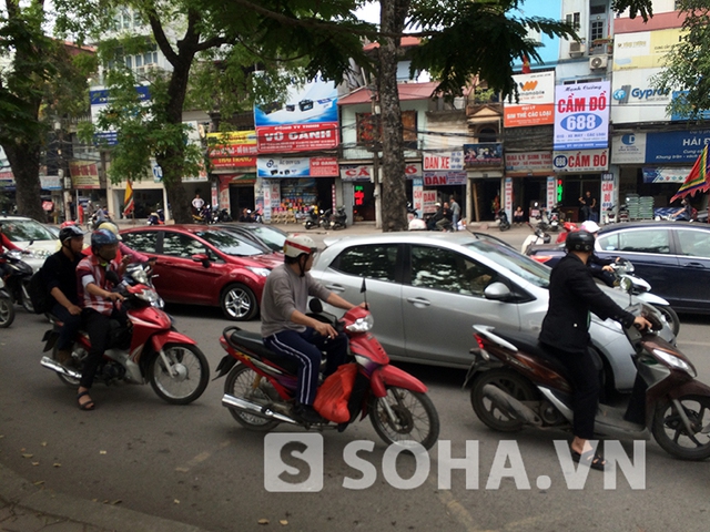 Ai cũng ngoảnh đầu để nhìn xem có chuyện gì xảy, qua ô cửa kính thì thấy một tài xế đang gục đầu ra sau ghế nhưng chẳng ai buồn dừng xe lại để xem có chuyện gì xảy ra