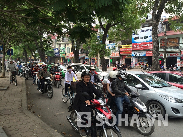 Tài xế khoảng 35 tuổi, lái chiếc xe nhãn hiệu Mazda 2 màu bạc, mang BKS Hà Nội, đã hồn nhiên đậu xe chình ình giữa lòng đường và ngả lưng ghế xuống… ngủ.