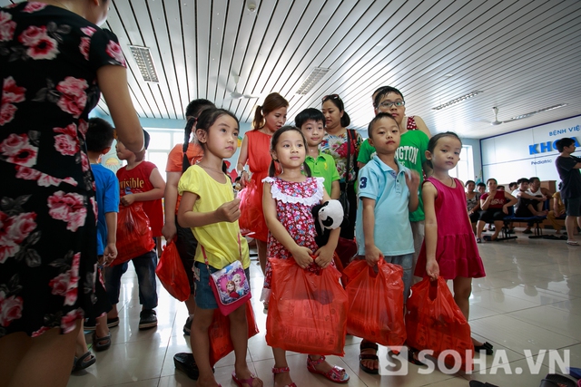 Rất nhanh,1 tốp nhỏ các bạn học sinh tiểu học của VinSchool đã sẵn sàng để vào thăm các bệnh nhân.