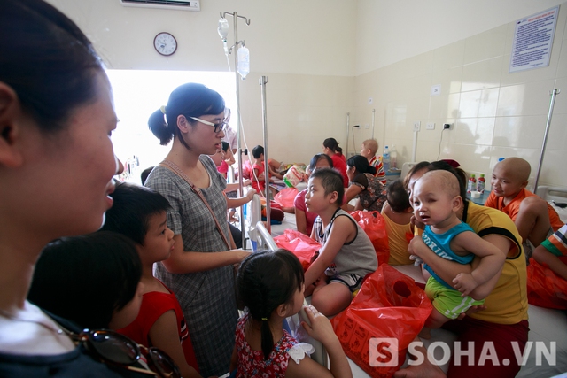 Cô Lan Hương chủ nhiệm lớp 1A2 hỏi han và động viên 1 trường hợp bệnh nhân đã phải khoét mất mắt trái.