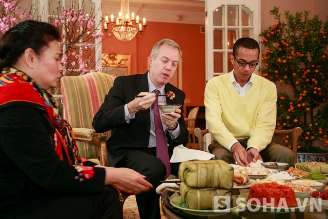 Ngài Đại sứ thưởng thức một miếng bánh chưng, món ăn sáng khoái khẩu của ông ở Việt Nam.