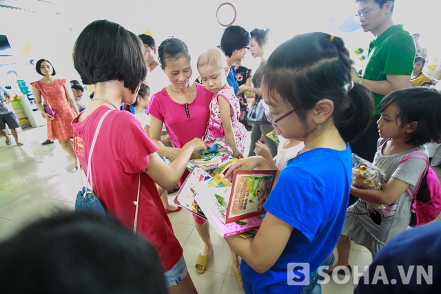 Sau khi phát quà xong,các em học sinh tiếp tục đi phát quần áo, sách và truyện tranh cho các em nhỏ trong viên.