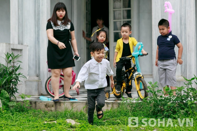 Con trai Hà Hồ vui đùa cùng các bạn trong