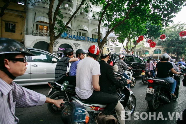 Sau khi tập, anh lại lên xe di chuyển sang phía đài truyền hình để tổng duyệt chương trình Bài hát yêu thích.