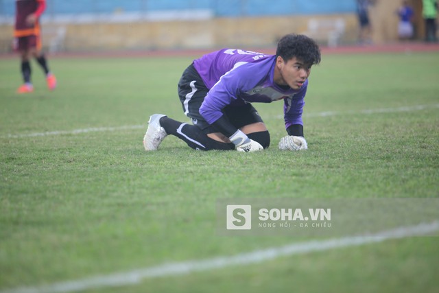 Thủ môn Minh Hoàng phải vào lưới nhặt bóng khi đang mải mê chỉ huy hàng phòng ngự U23 Việt Nam.