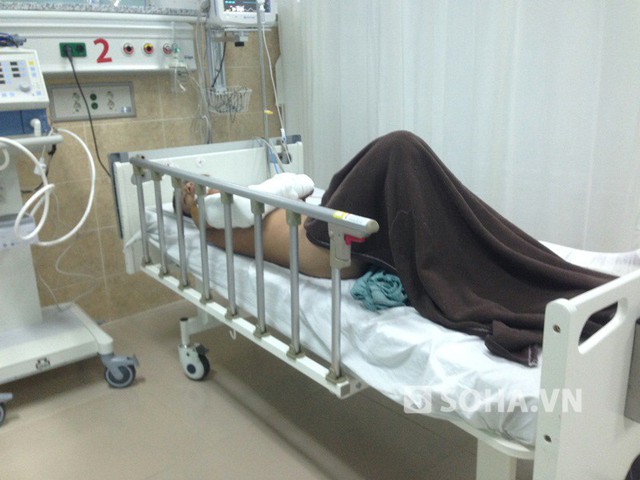 Nạn nhân Dương đang được cấp cứu tại bệnh viện