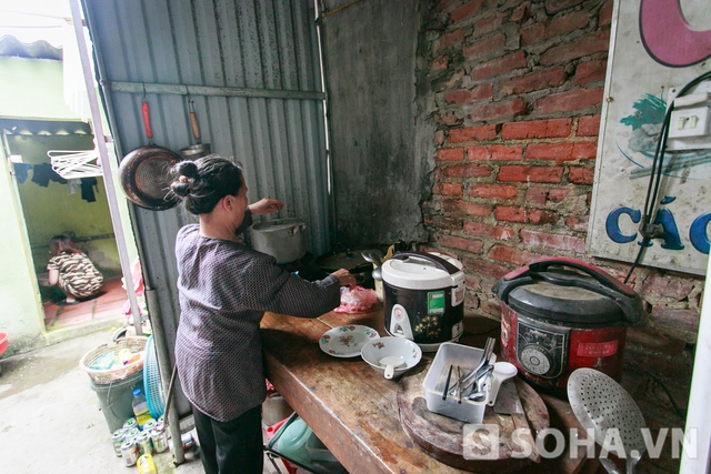 Người phụ nữ này là chị gái đầu của anh Tuấn. Dù là người nhà nhưng chị chưa bao giờ được nghe Vĩnh hát sẩm hay chèo. Thế nên, khi thấy cháu biểu diễn trên tivi, chị bất ngờ lắm.