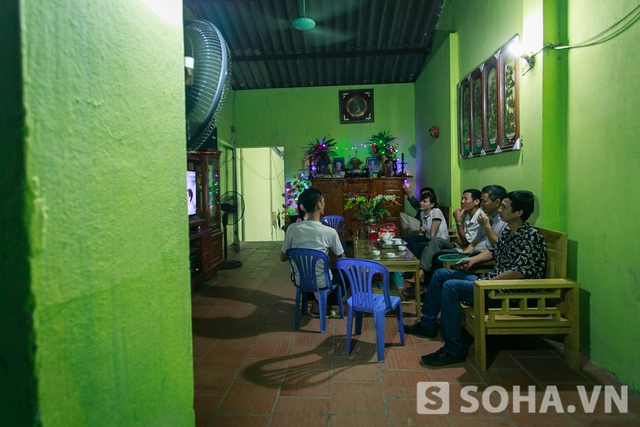 Bên trong nhà, hàng xóm và người thân nhà Vĩnh đã tụ tập đông đủ để đón thần đồng. Khi Vĩnh xuống sân bay, em bị rất nhiều người giữ lại để chụp ảnh nên thời gian về nhà càng muộn. Điều này khiến những người trong gia đình liên tục gọi điện thoại để giục giã, hỏi han.