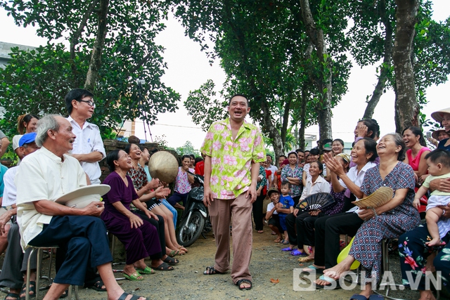 Tấu hài là để đem niềm vui cho khán giả, còn khi hát nhạc vàng là lúc tôi sống thật với chính mình&quot;.