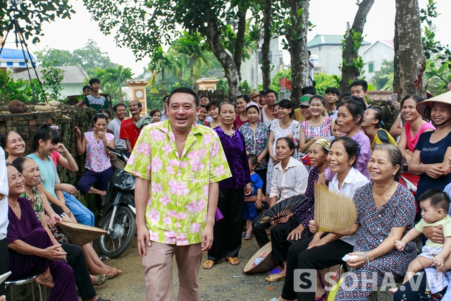 Không nề hà, cây hài hòa vào đám đông và cất giọng hát và thể hiện những biểu cảm rất hài hước. Tuy không được nghe nhạc theo yêu cầu, nhưng bà con đều vui vẻ và hài lòng về sự gần gũi của Chiến Thắng.