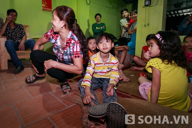 Mặc mọi người hỏi han, trò chuyện, Vĩnh chỉ dán mắt vào tivi.