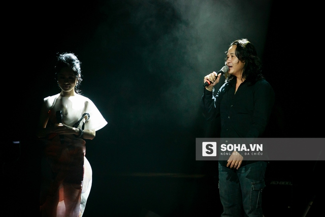 Sau màn mở đầu hết sức ấn tượng,nhạc sĩ Lê Minh Sơn bước ra sân khấu chia sẻ về liveshow đầu tiên của Hoàng Quyên.