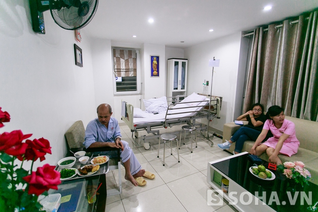 Nghệ sĩ Hán Văn Tình dùng bữa tối lúc 19h. Sau đó, anh lại tiếp tục xem tivi và quanh quẩn trong phòng bệnh trước khi đi ngủ.