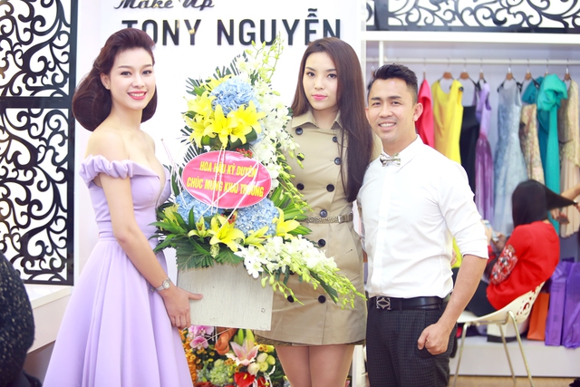Đến tham dự một buổi khai trương diễn ra chiều ngày 7.3 tại Hà Nội, Hoa hậu Kỳ Duyên không quên mang theo hoa để chúc mừng một người bạn.
