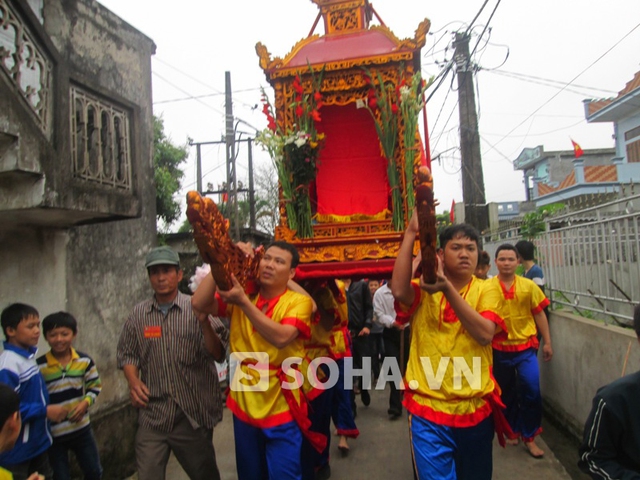 Kiệu rước vòng quanh làng.